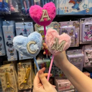 Kit C/12 Canetas fofas coração de pompom Iniciais